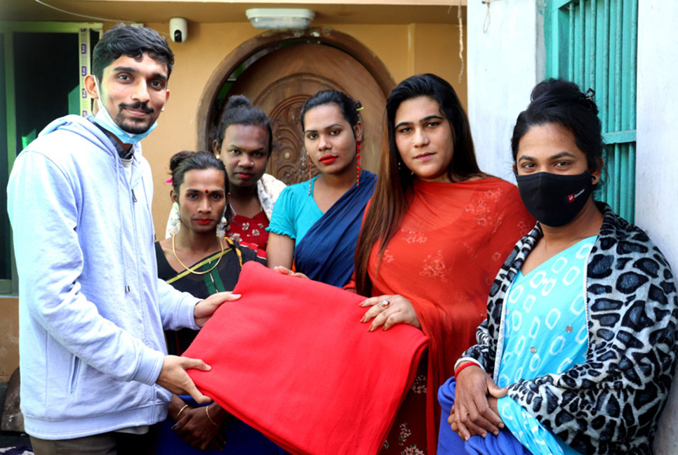 ফরিদপুরে তৃতীয় লিঙ্গের মানুষের মাঝে কম্বল বিতরণ