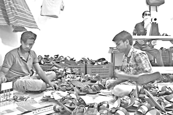 ব্রাহ্মণবাড়িয়ার পাদুকা যাচ্ছে বিভিন্ন জেলায়