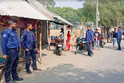 মুহুর্মুহু ককটেলের শব্দে ঘুম ভাঙলো হাজারো গ্রামবাসীর