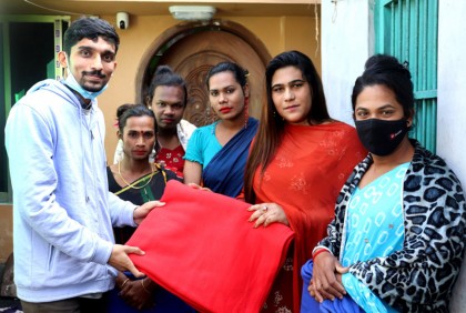 ফরিদপুরে তৃতীয় লিঙ্গের মানুষের মাঝে কম্বল বিতরণ