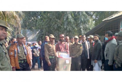 নলডাঙ্গায় ভোট কেন্দ্রে পাঠানো হয়েছে নির্বাচনী সামগ্রী
