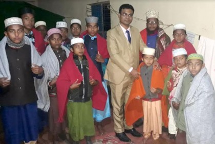 
ঠাকুরগাঁওয়ে এতিম শিশুদের মাঝে শীতবস্ত্র বিতরণ 