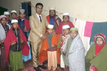 ঠাকুরগাঁওয়ে এতিম শিশুদের মাঝে শীতবস্ত্র বিতরণ