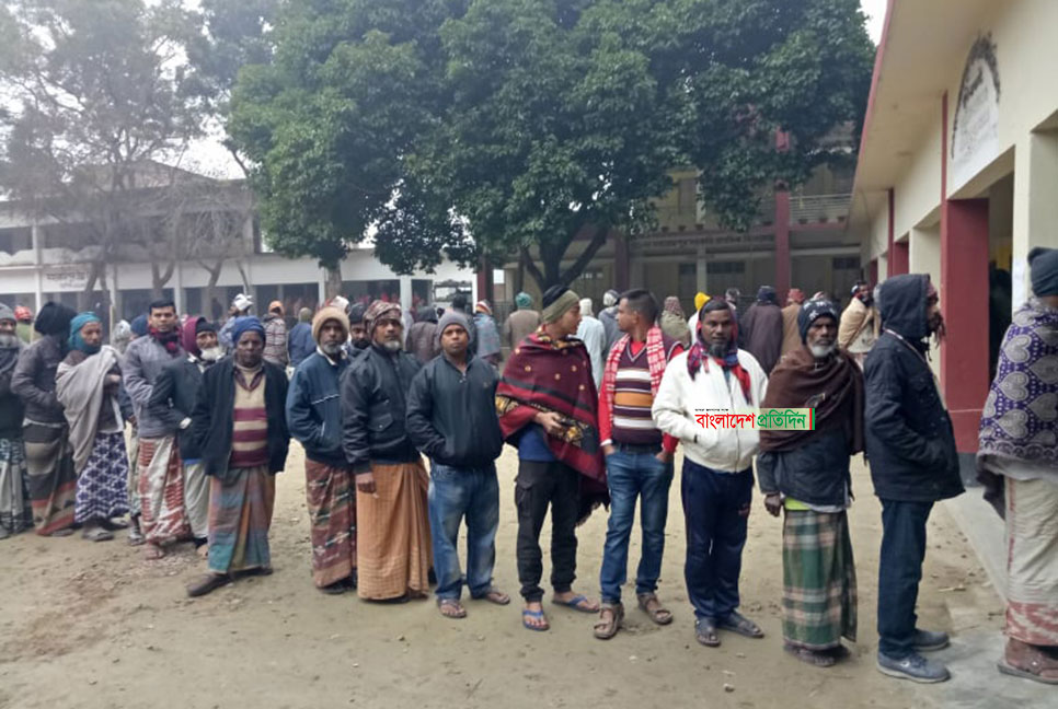 চাঁপাইনবাবগঞ্জে কনকনে শীত উপেক্ষা করে চলছে ভোটগ্রহণ