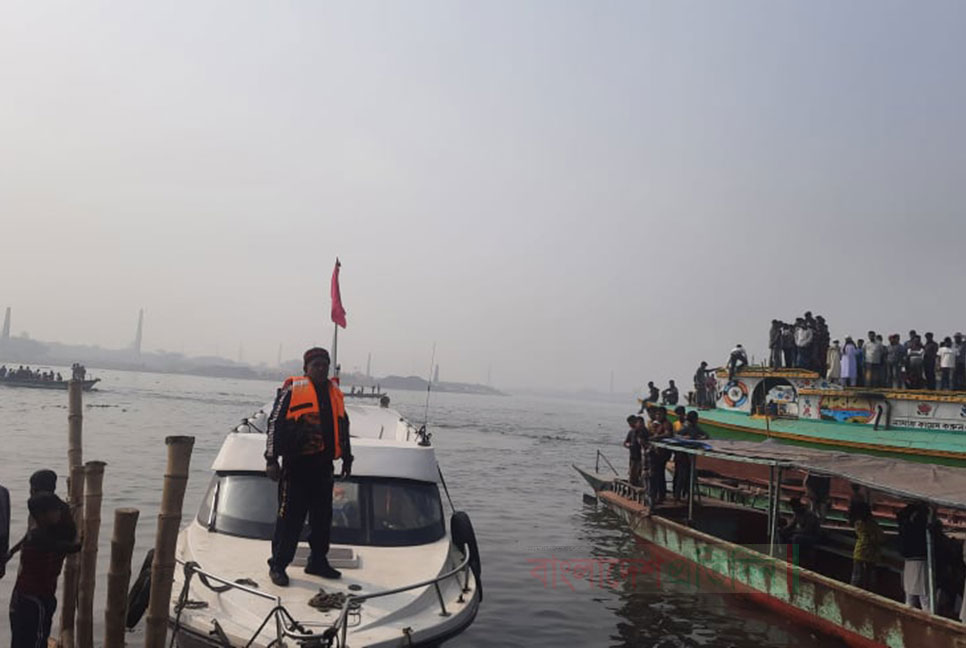 ফতুল্লায় লঞ্চের ধাক্কায় ট্রলার ডুবি, নিখোঁজ ১০