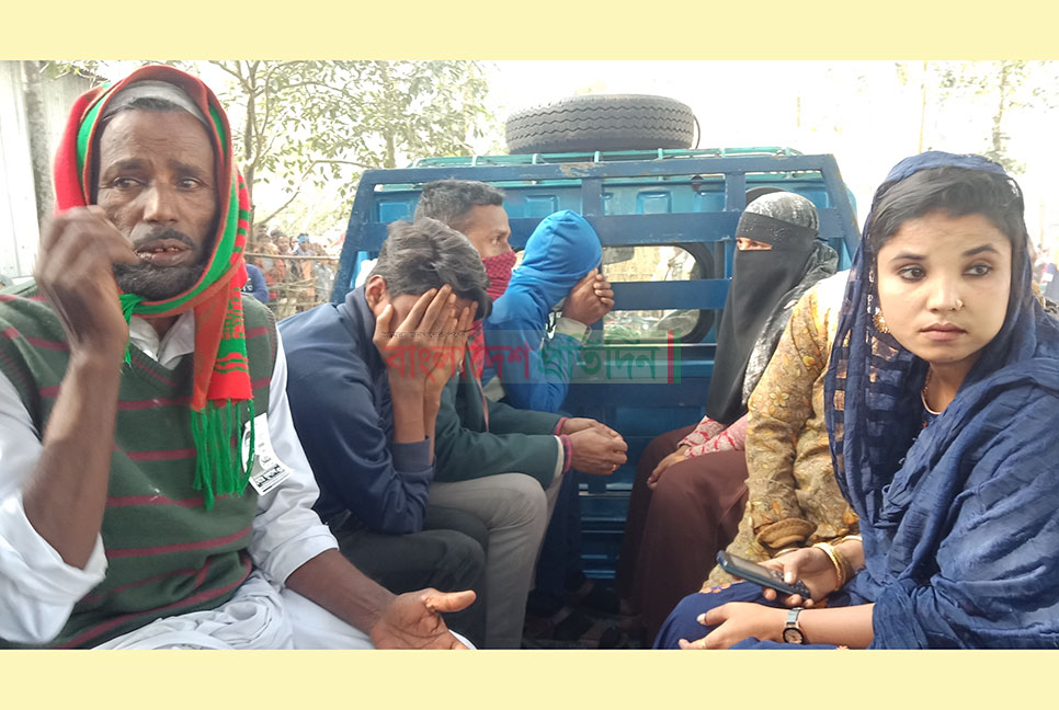 জাল ভোট দেয়ার অভিযোগে নৌকা প্রতীকের প্রার্থীর বাবাসহ আটক ৮