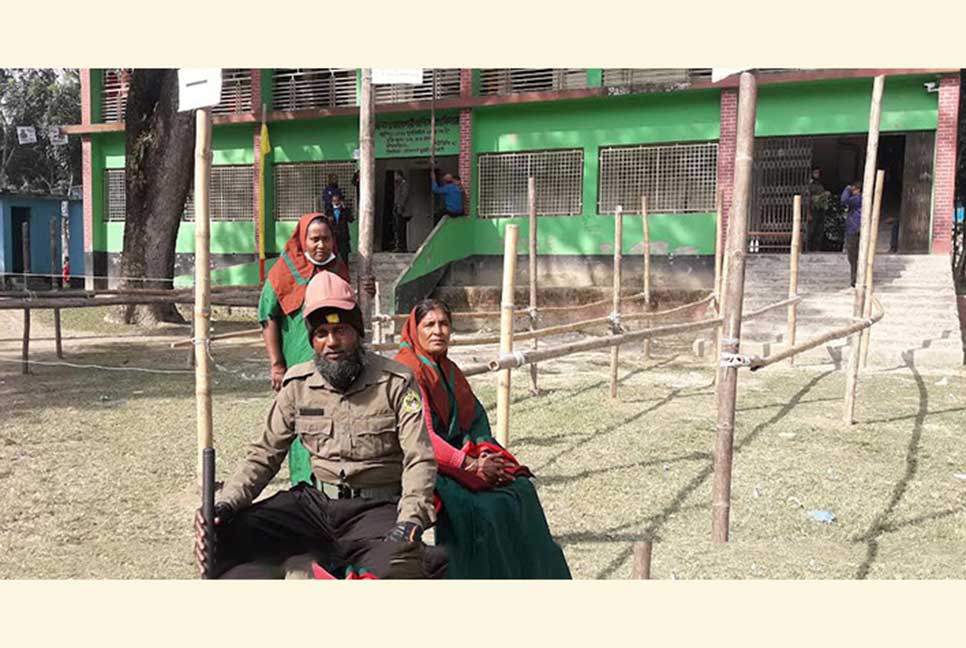 কেন্দ্রে ভোটার নেই, আনসার সদস্যরা খোশ গল্পে রোদ পোহাচ্ছে 