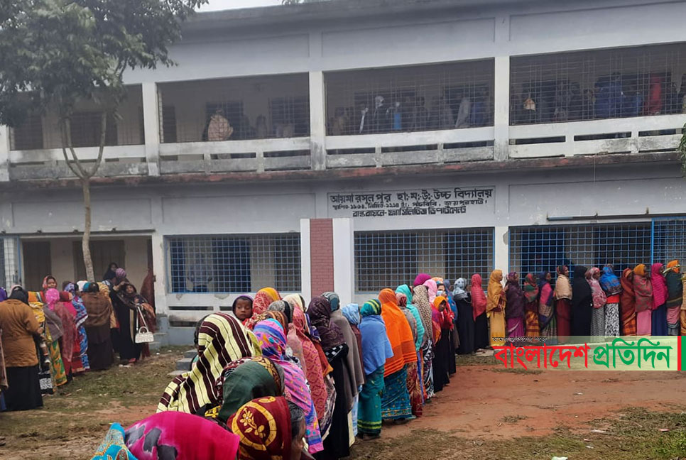 ভোটারের ব্যালট কেড়ে চেক করছিলেন নৌকার এজেন্ট, অতঃপর...