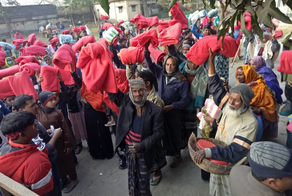 চাঁপাইনবাবগঞ্জে শীতার্ত মানুষের মাঝে বসুন্ধরা গ্রুপের কম্বল বিতরণ