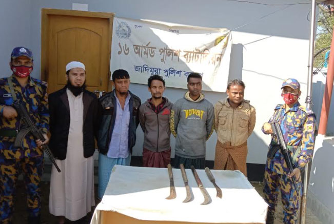 রোহিঙ্গা ক্যাম্প এলাকা থেকে অস্ত্রসহ ৫ রোহিঙ্গা আটক