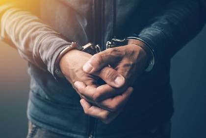ভোটকেন্দ্রের পাশ থেকে অস্ত্রসহ বহিরাগত আটক