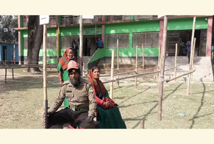 কেন্দ্রে ভোটার নেই, আনসার সদস্যরা খোশ গল্পে রোদ পোহাচ্ছে 