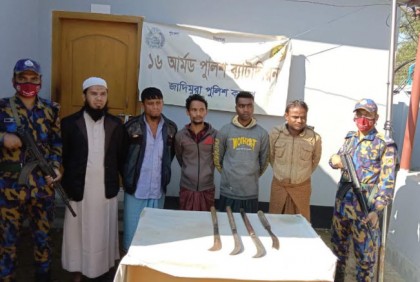 রোহিঙ্গা ক্যাম্প এলাকা থেকে অস্ত্রসহ ৫ রোহিঙ্গা আটক