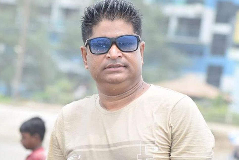 নৌকার প্রার্থী পালালেন জানালা ভেঙে!


