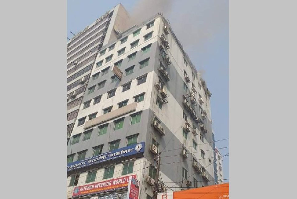 রাজধানীর বাংলামোটরে রাহাত টাওয়ারে আগুন