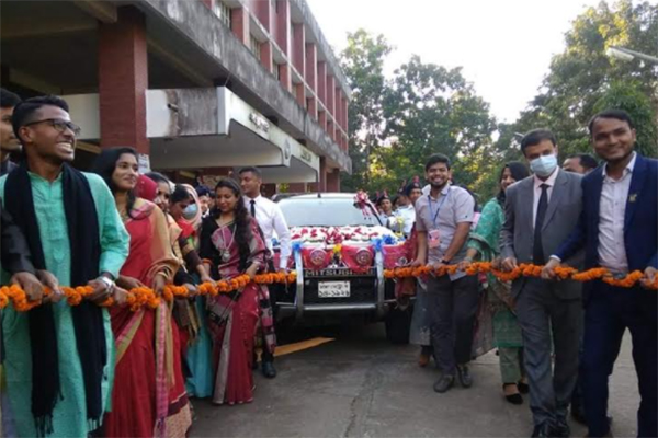 আড়ম্বরপূর্ণ আয়োজনে বিদায়ী সংবর্ধনা চবি বিএনসিসির