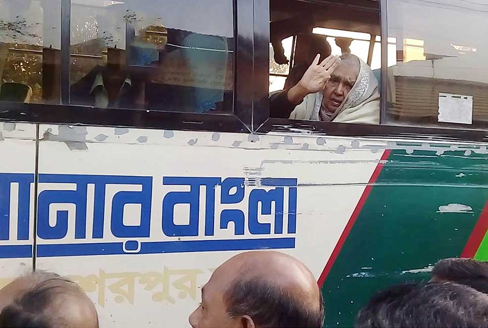 পাবলিক বাসে চড়ে ঢাকায় ফিরলেন মতিয়া চৌধুরী