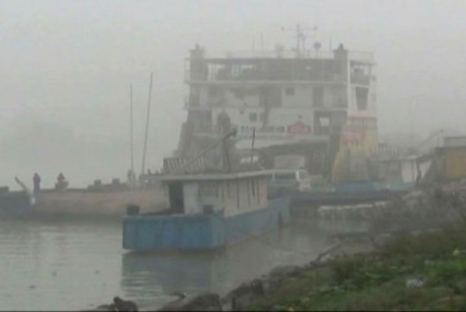 পাটুরিয়া-দৌলতদিয়া নৌরুটে ফেরি চলাচল বন্ধ,  মাঝ পদ্মায় আটকা ৪ ফেরি