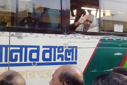 পাবলিক বাসে চড়ে ঢাকায় ফিরলেন মতিয়া চৌধুরী