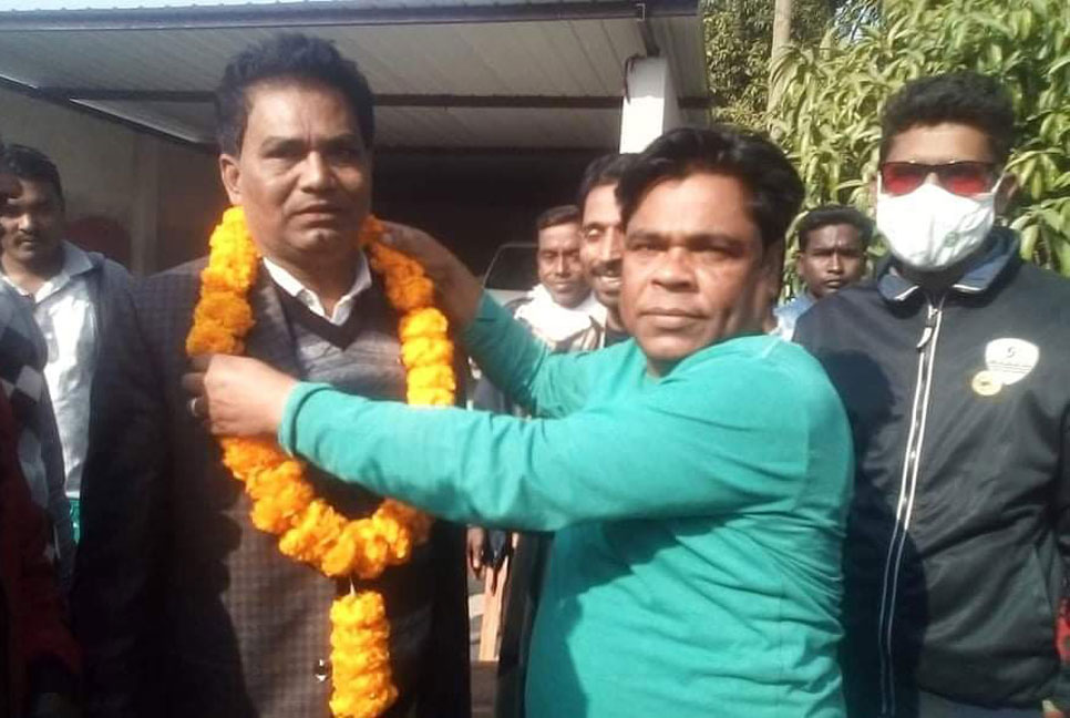 বিদ্রোহীকে মালা দিয়ে বরণ