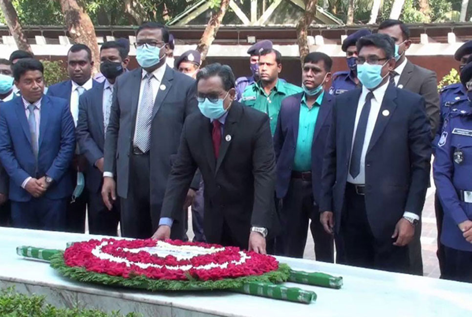 বঙ্গবন্ধুর সমাধিতে প্রধান বিচারপতির শ্রদ্ধা