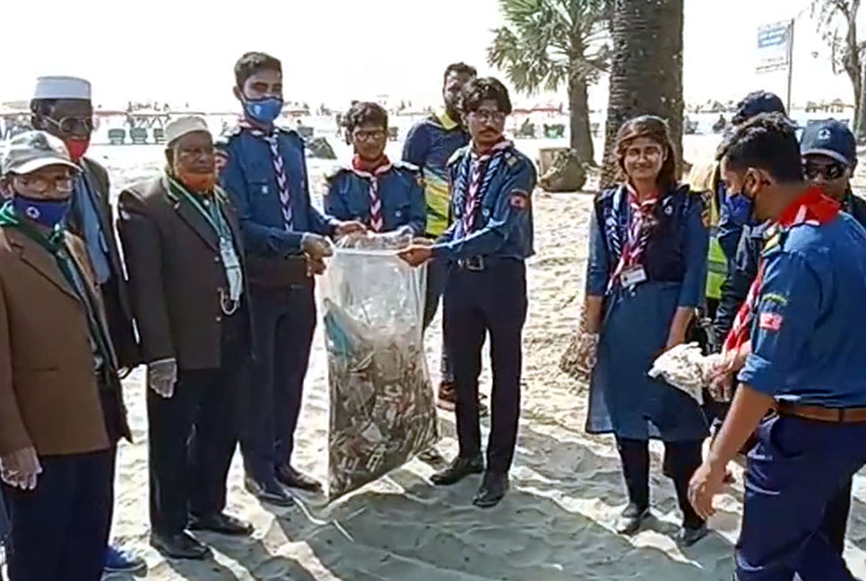 কুয়াকাটা সৈকতে স্কাউটের শিক্ষার্থীদের পরিচ্ছন্নতা অভিযান