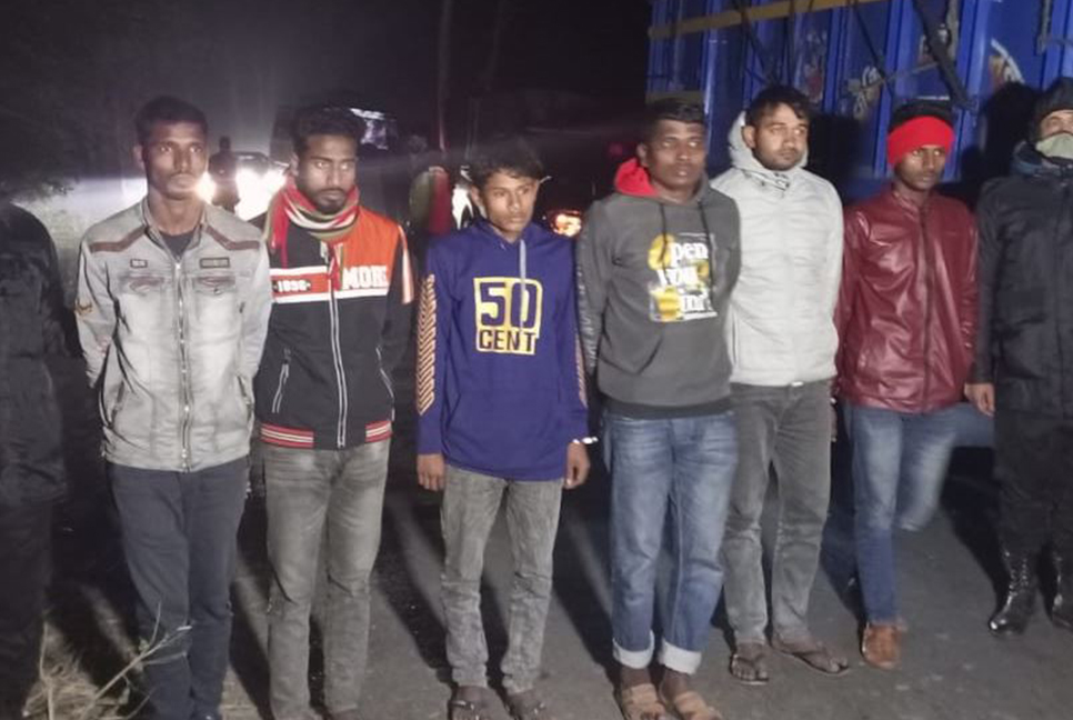 সরকারি সার পাচারের সময় আটক ৬