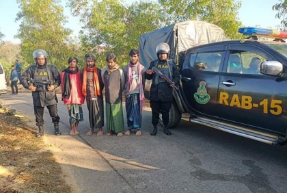 গহীন পাহাড়ে অস্ত্রসহ ৪ রোহিঙ্গা আটক