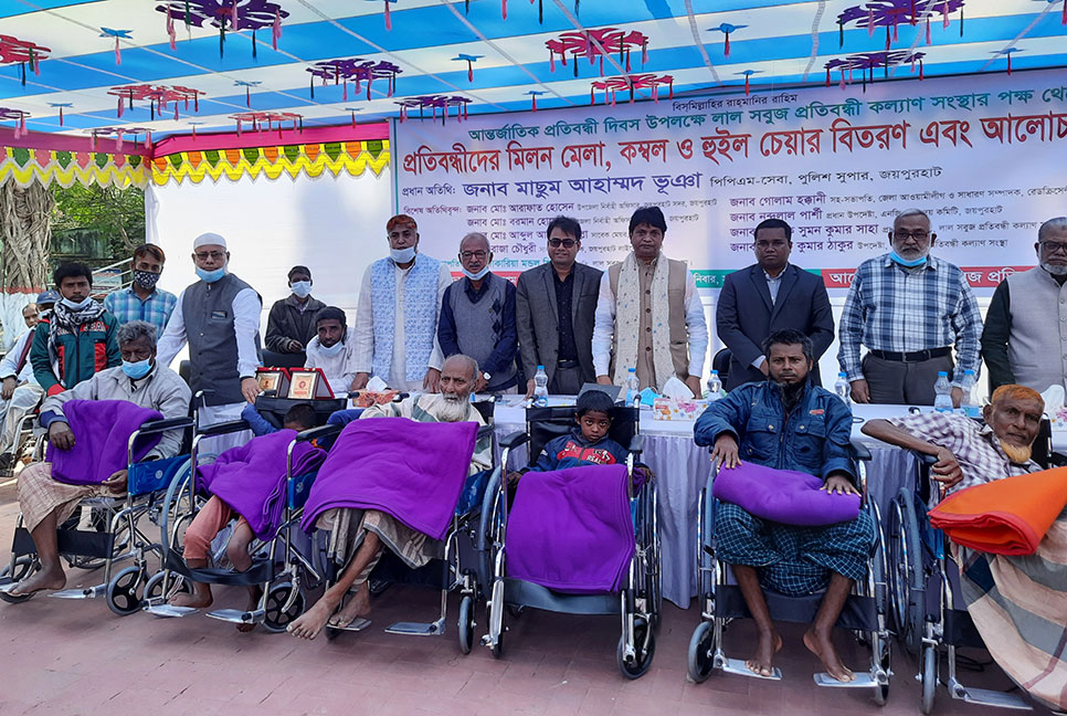 জয়পুরহাটে প্রতিবন্ধীদের মাঝে হুইল চেয়ার বিতরণ
