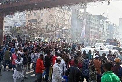 উত্তরায় সড়ক অবরোধ করে হকারদের বিক্ষোভ 