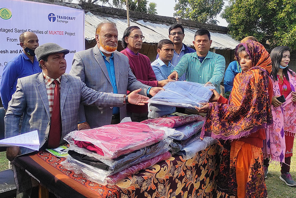 চাঁপাইনবাবগঞ্জের নাচোলে আদিবাসীদের মাঝে কম্বল বিতরণ