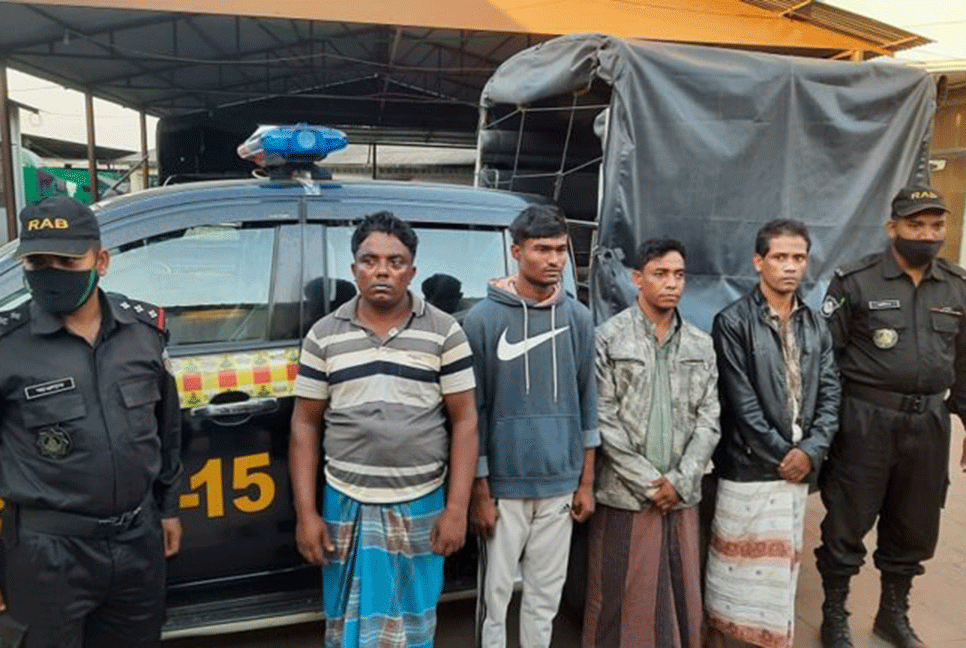 টেকনাফে চার মাদক কারবারি গ্রেফতার  