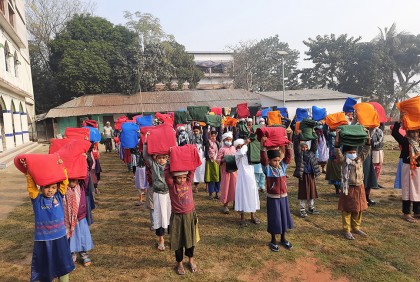 জয়পুরহাটে এতিম শিশুদের হাতে বসুন্ধরা গ্রুপের কম্বল  
