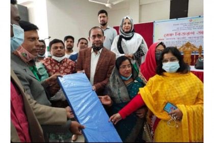 কালিয়াকৈরে স্কুলের বেঞ্চ বিতরণ