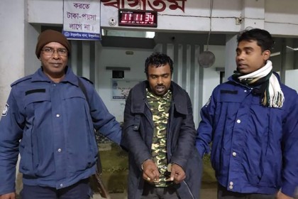 ঠাকুরগাঁওয়ে হাতকড়াসহ পালাচ্ছিল আসামি, ধরল গ্রামবাসী