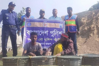 সুন্দরবনে কাঁকড়া শিকার করায় দুই জেলে আটক