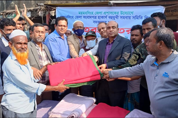 বসুন্ধরা গ্রুপের কম্বলে উচ্ছ্বাস সংবাদপত্র হকারদের
