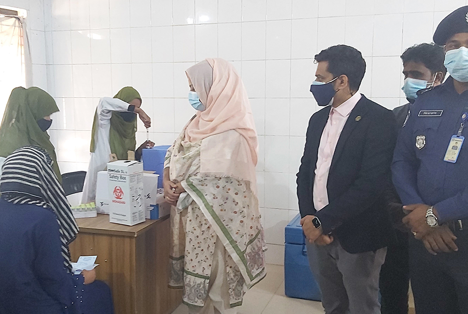 চরভদ্রাসনে ১২ থেকে ১৮ বছরের শিক্ষার্থীদের দেওয়া হচ্ছে টিকা