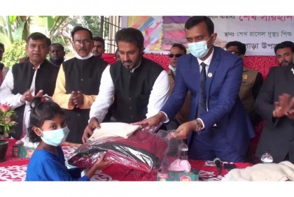 টুঙ্গিপাড়ায় শীতার্তদের মাঝে কম্বল বিতরণ