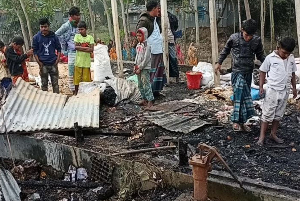সিরাজগঞ্জে আগুনে পুড়ল মুদি দোকান