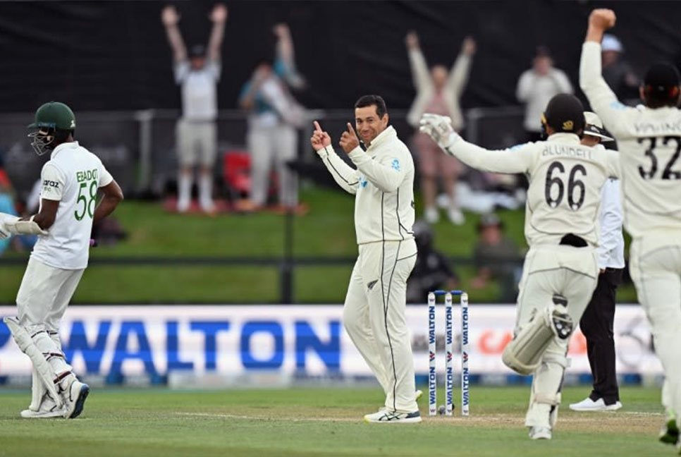 টেস্ট ক্যারিয়ারের শেষ বলে চমক দেখালেন টেইলর
