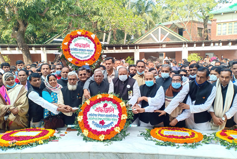 বঙ্গবন্ধুর সমাধিতে কোটালীপাড়ার নবনির্বাচিত ৯ ইউপি চেয়ারম্যানের শ্রদ্ধা