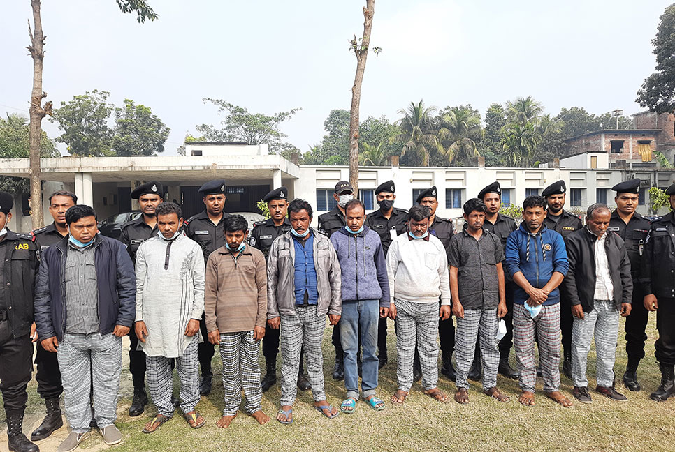জয়পুরহাটে কিডনি বেচাকেনা চক্রের ৯ সদস্য আটক