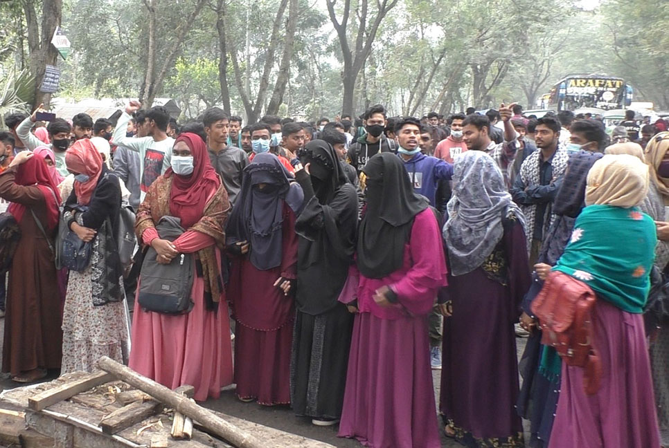 অনিয়মের প্রতিবাদে ঝিনাইদহ কৃষি প্রশিক্ষণ ইন্সটিটিউটের শিক্ষার্থীদের সড়ক অবরোধ