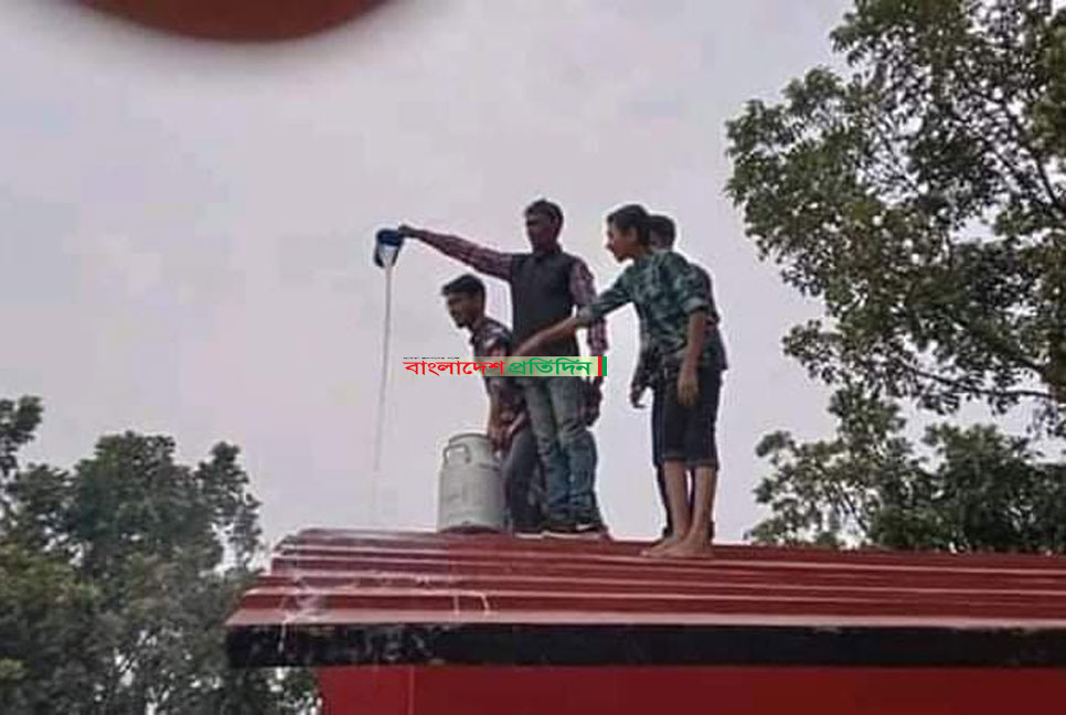 দুধ-গোলাপজল দিয়ে কার্যালয় ধুয়ে দায়িত্ব নিলেন ইউপি চেয়ারম্যান 

