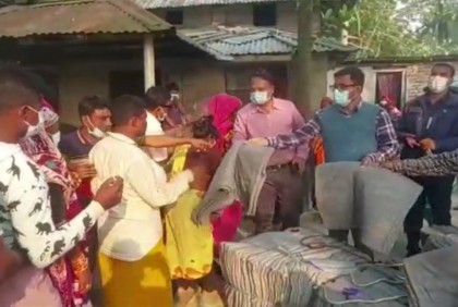 বেদে পল্লীর শীতার্তদের মাঝে শীতবস্ত্র বিতরণ