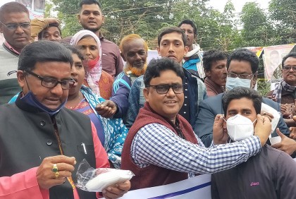মোংলায় পাঁচ শতাধিক শ্রমজীবীর মাঝে মাস্ক বিতরণ