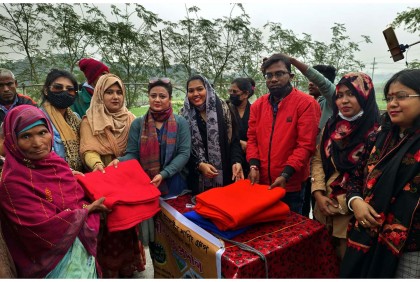 দিনাজপুরে শীতার্তদের মাঝে কম্বল বিতরণ