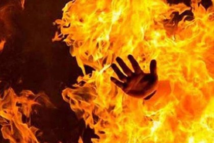 শরীরে আগুন দিয়ে গৃহবধূর ‘আত্মহত্যা’