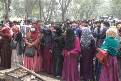 অনিয়মের প্রতিবাদে ঝিনাইদহ কৃষি প্রশিক্ষণ ইন্সটিটিউটের শিক্ষার্থীদের সড়ক অবরোধ